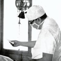 Fig. 2. El Profesor Ramón Carrillo realizando una yodoventriculografia.