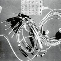 Fig. 2. Modelos de tira de 4 electrodos y plaqueta de 32, con sus correspondientes conexiones. Son utilizados en forma crónica, colocados subdurales (cirugías en 2 tiempos) o en agudo para realizar ECoG intraoperatoria.