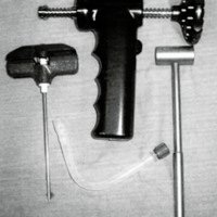 Fig. 2. Set de Vertebroplastia percutánea con pistola inyectora