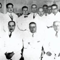 Hospital de Clínicas, Sala XII, año 1938. De pie: A. Cammarota, C. Guillot, J. Ghersi, A. Garma, L. Romero, E. Pibernat, J. Piet (becado belga). Sentados: R. Pardal, J. Hanon, M. Balado