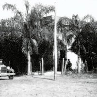 Fig. 2. Su consultorio de medico rural y su automóvil, en la Provincia de Corrientes.