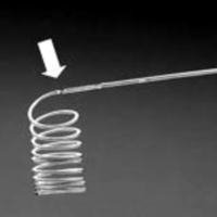 Fig. 6. Espiral desprendible de Guglielmi "GDC Target MR" calibre 0.018"fabricados en 1991. Nótese punto de soldadura al mandril (flecha blanca) que se disolvía por electrolisis.