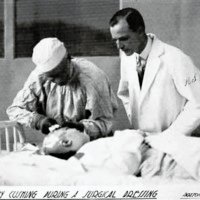 El Prof. Harvey Cushing efectuando una curación en compañía de Dowling.<br />
