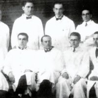 Practicantes del Hospital de Clínicas, año 1920. De pie: M. Balado, Kaplan, 1. Prini, M.A. Tocci y J. Botinelli. Sentados: J. Lewis, E Omacini, R. Lorenzo, R. Dachini y A. Risolía.<br />
